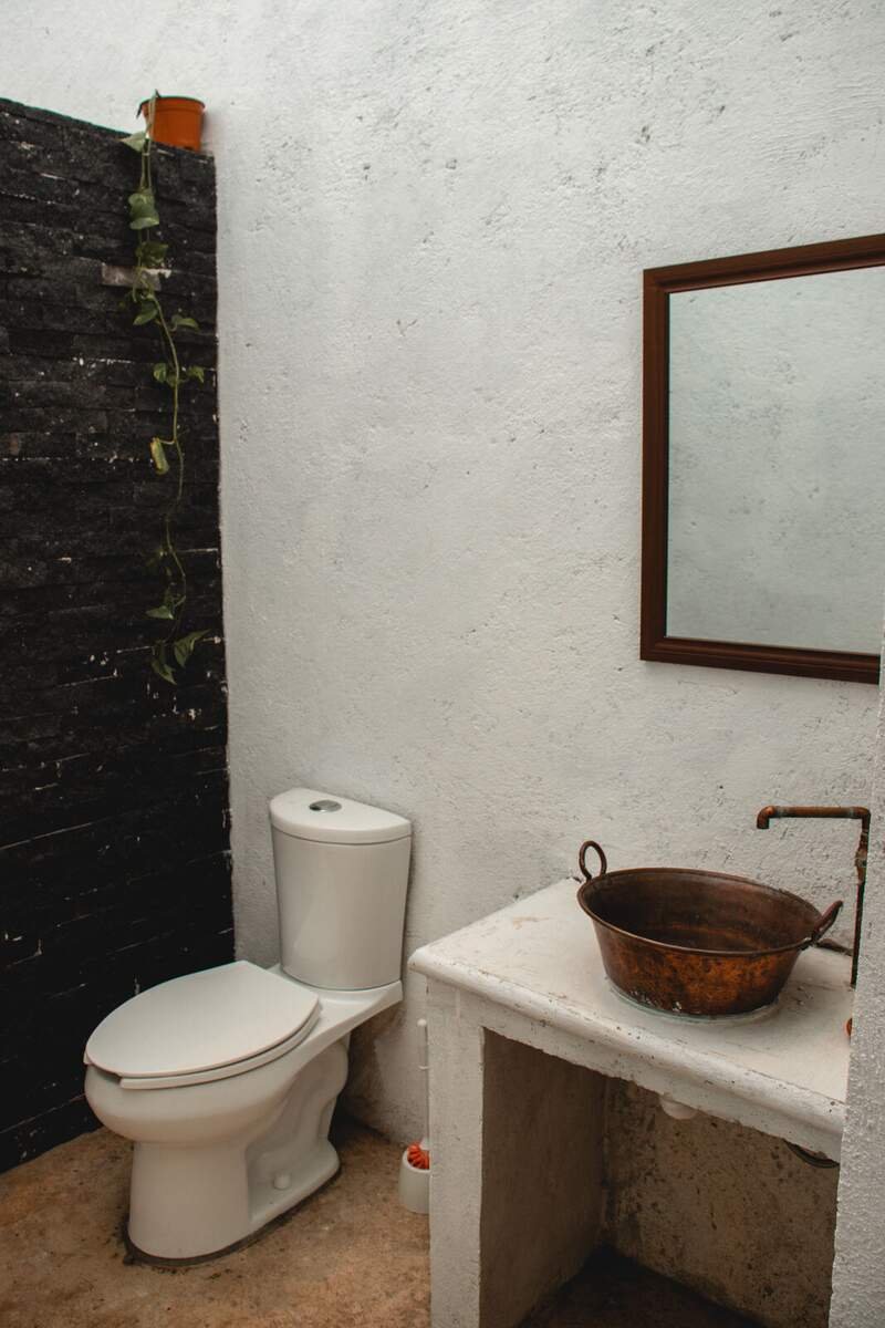 Baño con lavabo de cobre
