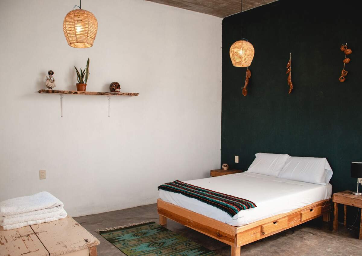 Habitación privada con pared verde